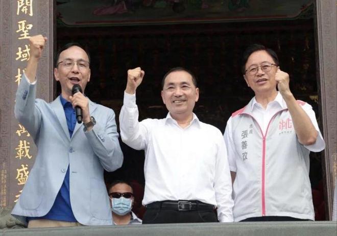 媒体：应多给洪秀柱一些掌声媒体作为传播信息和表达观点的平台，在评价人物和事件时应该保持客观公正的态度。对于洪秀柱这样的公众人物，媒体可以对其表现进行评价和讨论，但是应该基于事实和证据，避免过度炒作和偏见。
